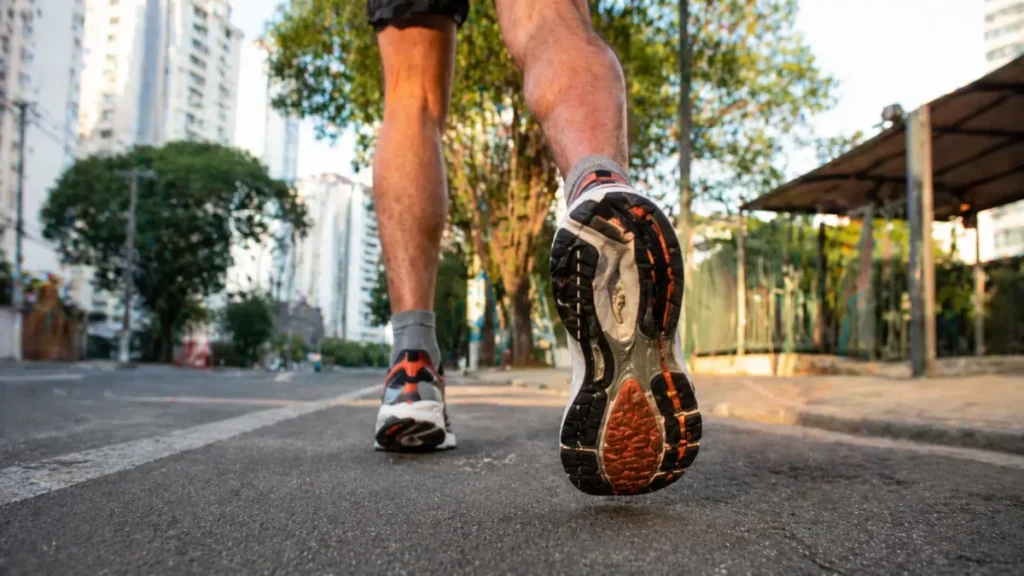 corredor asfalto tênis corrida custo benefício treino urbano